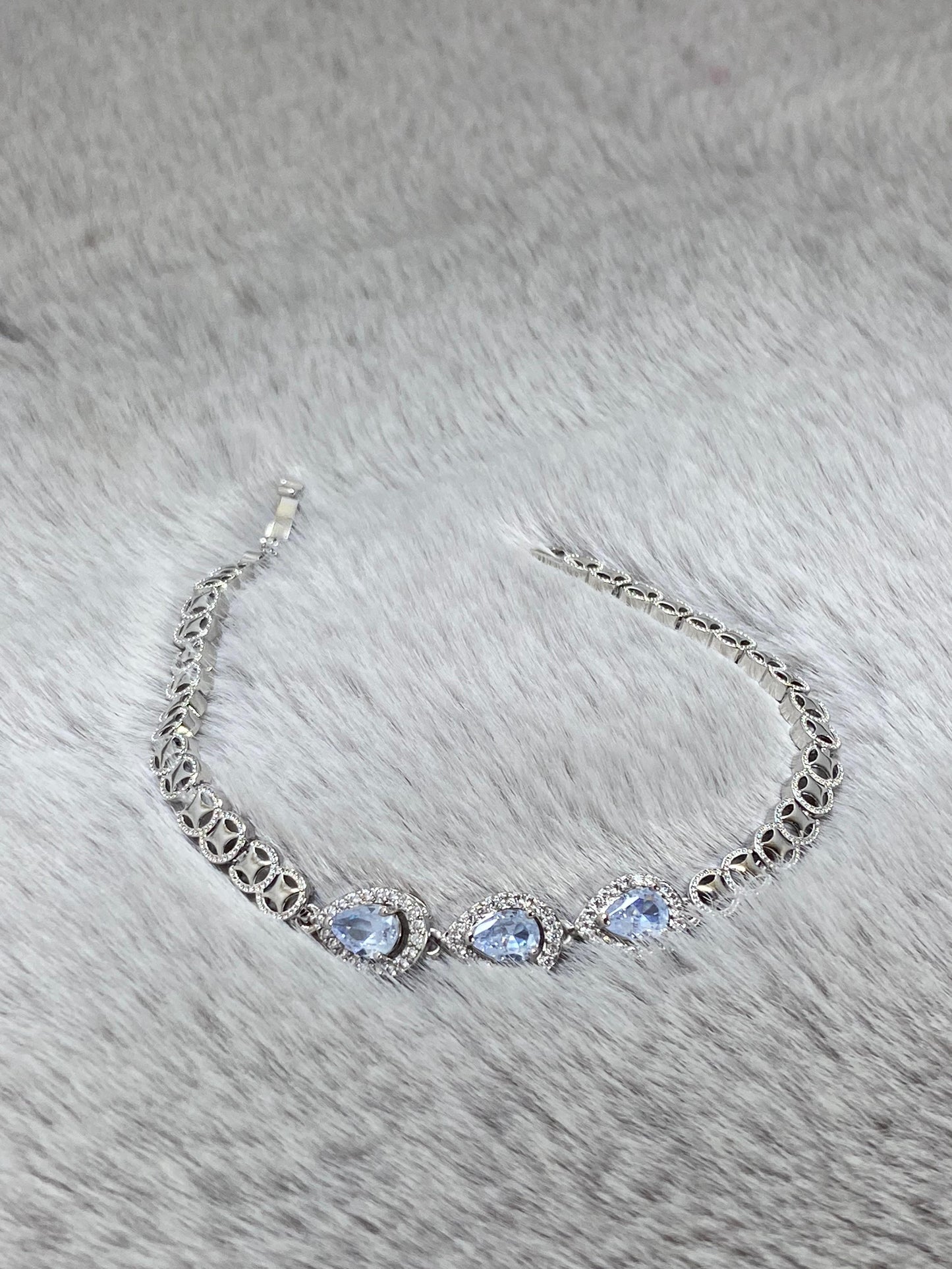 Silver Teardrop Link Bracelet