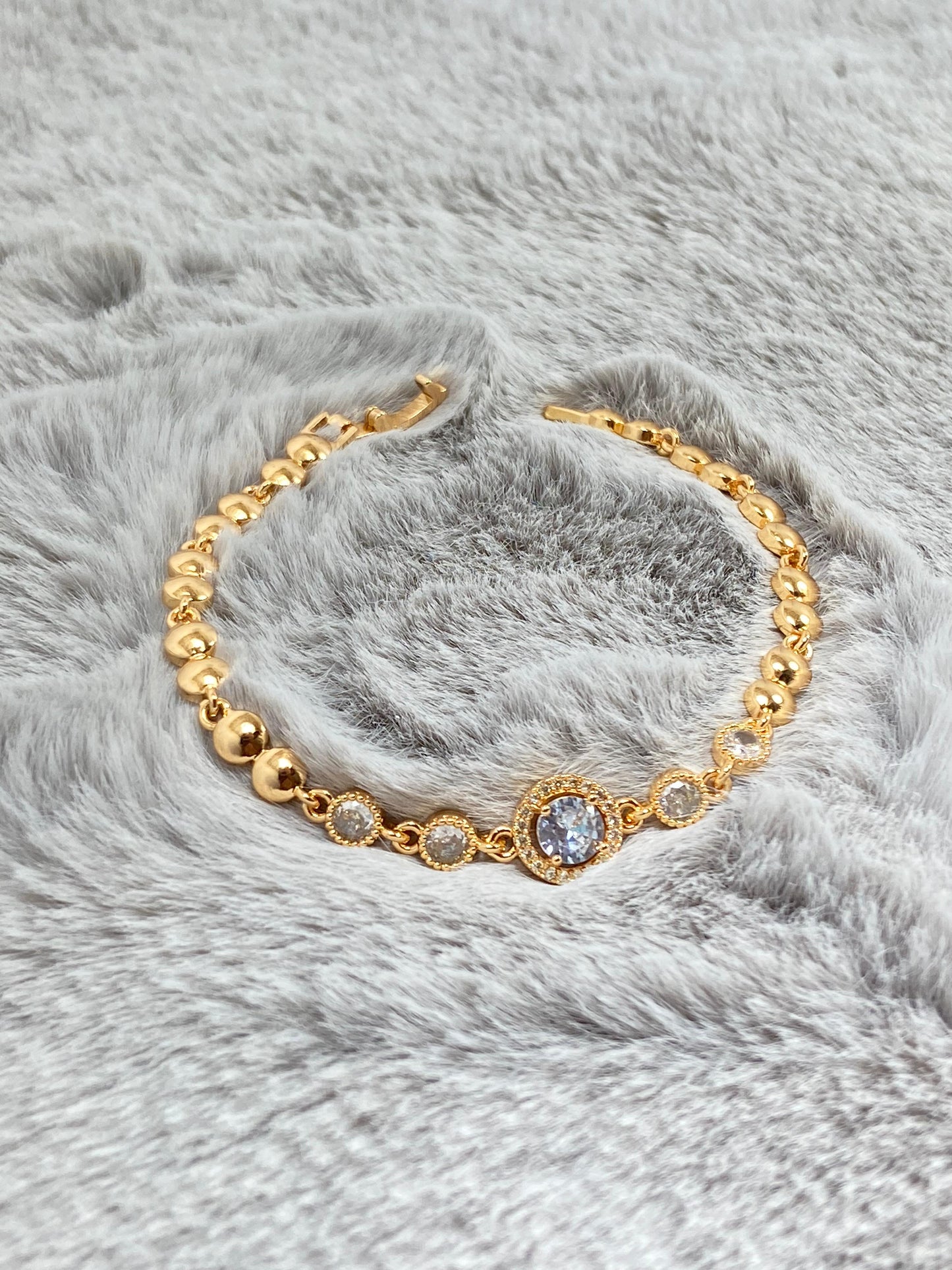 ✨ Elegant Bracelet with Sparkling Stones ✨