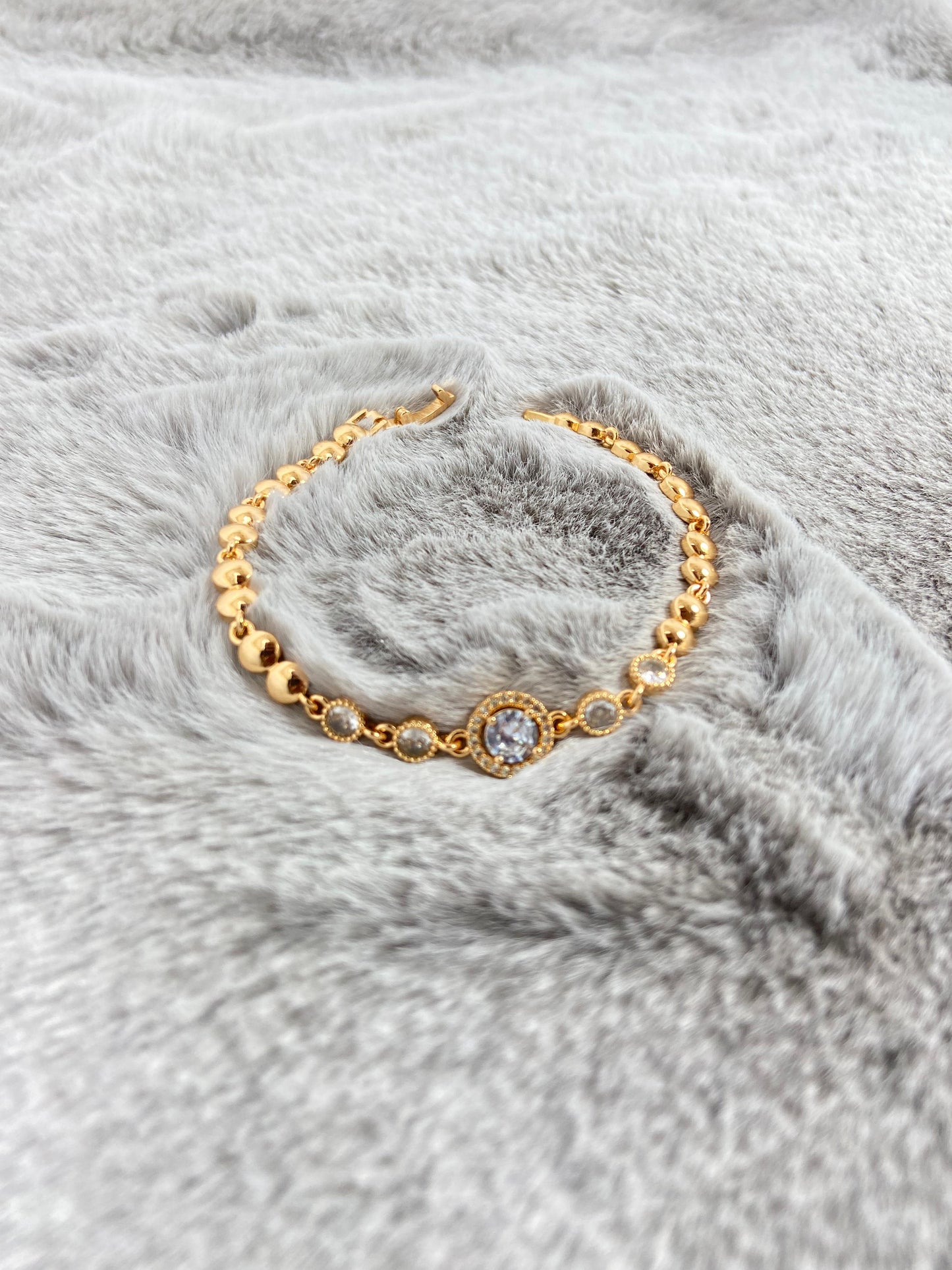 ✨ Elegant Bracelet with Sparkling Stones ✨
